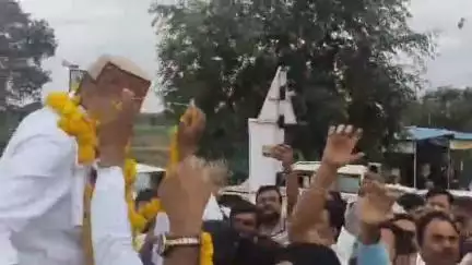 आमला: ससुद्रा हाईवे मार्ग पर मप्र प्रदेश अध्यक्ष जीतू पटवारी के दौरे पर ब्लॉक कांग्रेस कार्यकर्ताओं ने किया स्वागत