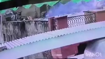 आगरा: शाहगंज बाजार में छत पर लगे AC के केबल में हुआ ब्लास्ट, निकलने लगी चिंगारियां, सीसीटीवी फुटेज सामने आया