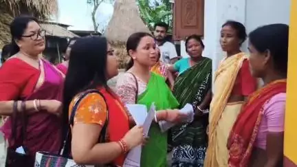 মেখলিগঞ্জ: আগামী বিধানসভা ভোটকে সামনে রেখে হেমকুমারি অঞ্চলে প্রচার পত্র বিতরণ কর্মসূচি তৃণমূলের