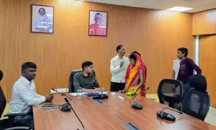 धनबाद/केंदुआडीह: धनबाद समाहरणालय में एडीएम पीयूष सिन्हा ने लगाया जनता दरबार, सुनी लोगों की समस्याएं