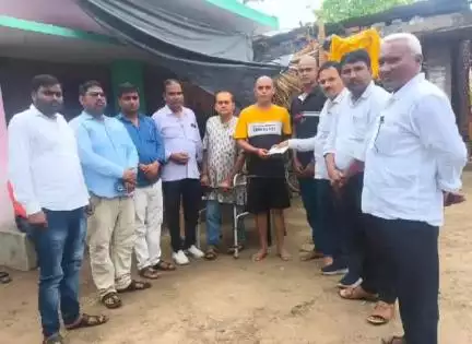 रुधौली: रुधौली में शिक्षकों ने सराहनीय कार्य करते हुए दो दिवंगत रसोइयों के परिवार को दी आर्थिक सहायता राशि