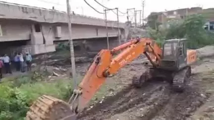रुद्रपुर: मानसून को देखते हुए रुद्रपुर में कल्याणी नदी के चलाए जा रहे सफाई अभियान का एमएनए और मेयर ने किया निरीक्षण