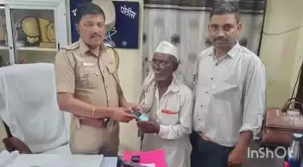 अकोट: काकनवाडा येथील 80 वर्षीय आजोबांचा हरवलेला मोबाईल ग्रामीण पोलिसांनी दिला शोधून;आजोबांना आले आनंदाश्रु