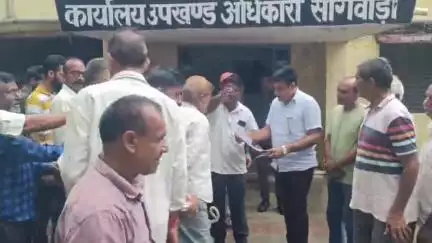 डूंगरपुर: डूंगरपुर जिले के सागवाड़ा उपखंड के पाडला हांडलिया गांव में अघोषित बिजली कटौती से परेशान ग्रामीणों ने किया प्रदर्शन