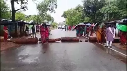 କେନ୍ଦୁଝର ସହର: ନୁଦୁରୁପଡା କାଳିଆହତା ଜାତୀୟ ରାଜପଥ ତେମ୍ବୁଳାପଶି ଛକ ରାସ୍ତା ଅବରୋଧ, ବୁଝାସୁଝା  ପରେ ହଟିଲେ ଲୋକେ