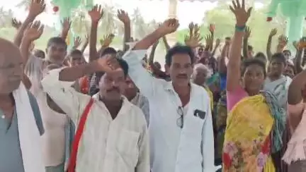 ఉపాధి హామీ శ్రామికుల బకాయి వేతనాలు వెంటనే చెల్లించాలి: తాళ్ళరేవు లో వ్యవసాయ కార్మిక సంఘం నాయకులు