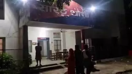 सारठ: NGT की रोक के बावजूद, पुलिस ने बेलाबाद घाट से अवैध बालू लदा ट्रैक्टर जब्त किया, चालक व मजदूर फरार