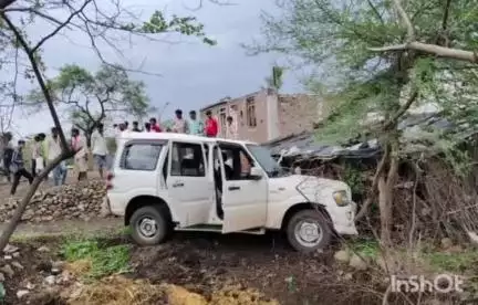 थांदला: ग्राम परवाड़ा में अनियंत्रित जीप एक घर में घुसी, कोई जनहानि नहीं