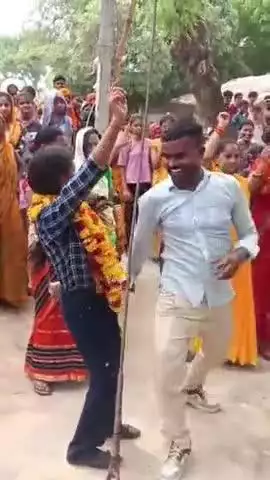 हसनगंज: विक्रम खेड़ा गांव की प्रियंका कश्यप को पुलिस में आरक्षी पद पर चयनित होने पर गांव के लोगों ने उरई रवाना किया