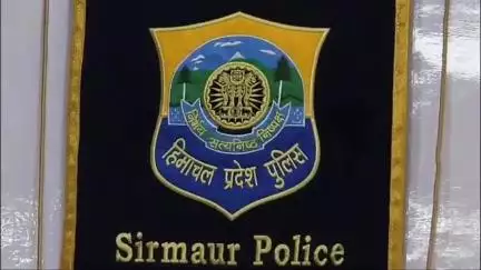 नाहन: पत्नी के बाद अब पति को भी पुलिस ने हिरासत में लिया, बार-बार अवैध नशे के कारोबार में संलिप्त होने पर कड़ी कार्रवाई