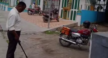 সৃজনগ্ৰাম: বিভিন্ন প্ৰান্তত গোমাংসৰ ঘটনাৰ পিছত অভয়াপুৰীত মন্দিৰ, মসজিদ আৰু ৰাজহুৱা স্থানত বোম্ব স্কোয়াডৰ দলে পৰীক্ষা নিৰীক্ষা কৰে
