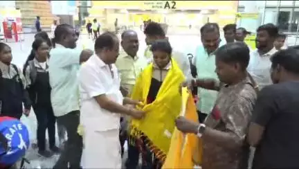 திருச்சி கிழக்கு: தேசிய கராத்தே போட்டியில் பதக்கம் வென்ற மாணவிகளுக்கு திருச்சி விமான நிலையத்தில் உற்சாக வரவேற்பு