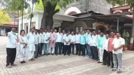 यवतमाळ: जिल्हा परिषद व पंचायत समिती गणाची संख्या वाढवून देण्यासाठी जिल्हाधिकाऱ्यांना निवेदन