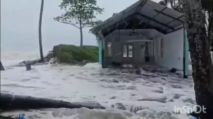 കൊച്ചി: കലിയടങ്ങാതെ കടൽ, കണ്ണമാലി തീരത്ത് ഇന്നും കടലാക്രമണം രൂക്ഷം, വീടുകളിൽ വെള്ളം കയറി, പള്ളിയുടെ ചാപ്പൽ തകർന്നു