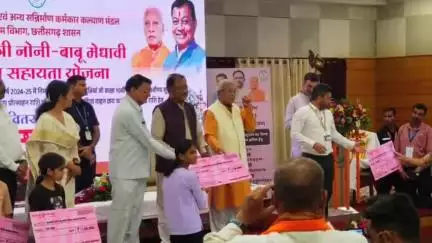 जांजगीर: मुख्यमंत्री नोनी बाबू मेधावी शिक्षा सहायता योजना के अंतर्गत कुम्हारीकला गांव की पायल हुई लाभान्वित