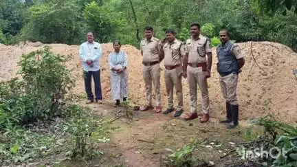 ಹೊಸನಗರ: ಹೊನ್ನೆಕೊಪ್ಪ ಬಳಿ ಅಕ್ರಮ ದಾಸ್ತಾನು ಮಾಡಿದ್ದ 158 ಮೆಟ್ರಿಕ್ ಟನ್ ಮರಳು ವಶ
