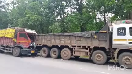 फरसगांव: NH-30 बोरगांव पुल के पास खड़ी ट्रक के पीछे टकराई माजदा वाहन, चालक और परिचालक हुए घायल
