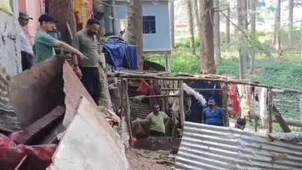 लोहाघाट: नगर पालिका राजस्व और पुलिस की टीम ने डाक बंगला मार्ग व मीट मंडी में अवैध अतिक्रमण को किया ध्वस्त