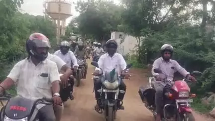 ಸಿರಗುಪ್ಪ: ಸಿರಿಗೇರಿಯಲ್ಲಿ ಪೊಲೀಸ್ ಇಲಾಖೆಯಿಂದ 'ಹೆಲ್ಮೆಟ್ ಧಾರಣೆ' ಜಾಗೃತಿ ಅಭಿಯಾನ
