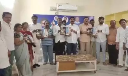 ఆత్మకూరు: పట్టణంలోని వైసీపీ కార్యాలయంలో 'వెన్నుపోటు' అనే పుస్తకాన్ని ఆవిష్కరించిన వైసీపీ నాయకులు