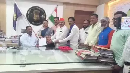 बुलढाणा: जिल्हा परिषदेच्या शिक्षकांचे निलंबन मागे घ्या, शिवसेना ठाकरे गटाचे मुख्य कार्यकारी अधिकाऱ्यांना निवेदन