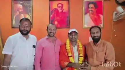चाकूर: शिवनेरी कार्यालयात शिवसेना ठाकरे गटाचे जिल्हाप्रमुख बालाजी रेड्डी यांच्या हस्ते तलाठी अविनाश पवार यांचा सत्कार