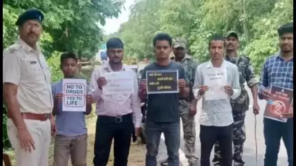 फतेहपुर: फतेहपुर पुलिस ने अगैया सरमुंडी चेकपोस्ट पर नशा मुक्ति को लेकर चलाया जागरूकता अभियान
