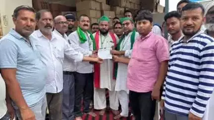 पटियाली: किसान कार्यकर्ताओं ने गंजडुंडवारा बिजली घर पर विद्युत ट्रिपिंग की समस्या को लेकर किया धरना प्रदर्शन