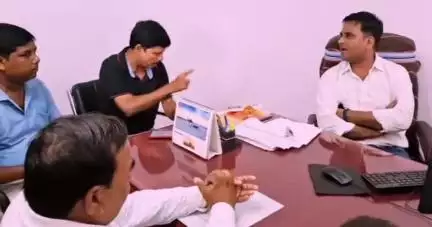 धनबाद/केंदुआडीह: कुसुंडा क्षेत्र: सेल्स अधिकारी की तानाशाही से तंग कर्मियों का आक्रोश, किया घेराव