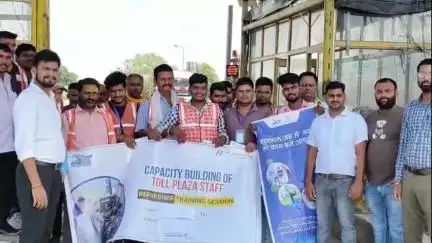 लौरिया: बिशुनपुरवा टोल प्लाजा के कर्मचारियों को दिया गया विशेष प्रशिक्षण