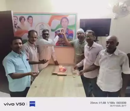 मनसाही:- कांग्रेसी कार्यकर्ताओं ने कांग्रेस नेत्री का केक काट कर मनाया जन्मदिन।
