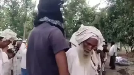 बिसवां: मारूबेहड़ में अनियंत्रित ट्रक के नीचे दबकर मृत किशोरों के अंतिम संस्कार में पूर्व विधायक ने दुखी परिवार को दी सांत्वना