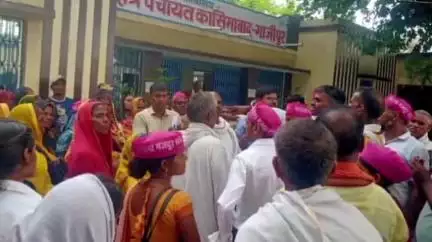 मुहम्मदाबाद: कासिमाबाद के मनरेगा मजदूरों ने उठाई आवाज, मजदूरी भुगतान की मांग को लेकर बीडीओ को सौंपा पत्रक