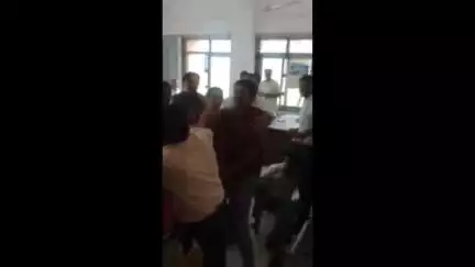 रतलाम नगर: एसडीएम कोर्ट में पिता-पुत्र के बीच मारपीट, वीडियो सोशल मीडिया पर वायरल