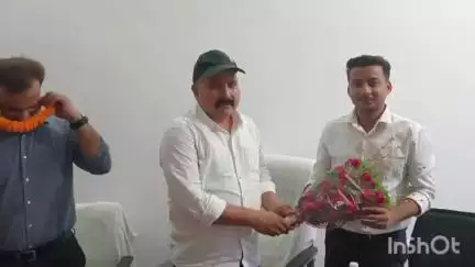 उदाकिशुनगंज: उदाकिशुनगंज अनुमंडल के नए डीसीएलआर सौरव ने संभाला पदभार, स्थानांतरित डीएसएलआर को दी विदाई