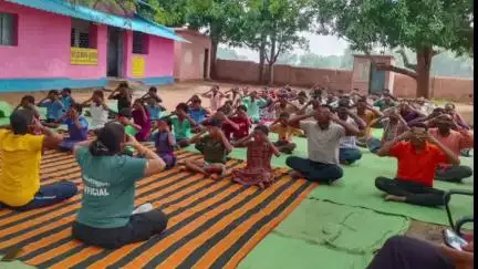 कुनकुरी: कुनकुरी विकासखंड के ग्रामीणों ने उत्साह से किया योगाभ्यास, स्वास्थ्य के प्रति दिखाई जागरूकता