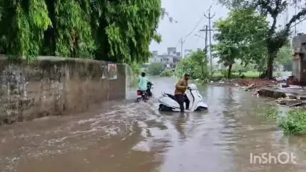 બોરસદ: બોરસદમાં ત્રણ ઇંચ વરસાદ ખાબકતા વાસદ ચોકડી સહીતના વિસ્તારોમાં પાણી ભરાતા અનેક વાહનો ખોટકાયા
