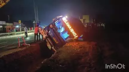 नाथद्वारा: राजसमंद के नाथद्वारा हाईवे के पास एक बस अनियंत्रित होकर गिर गई, जिससे एक बड़ा हादसा होते-होते टल गया