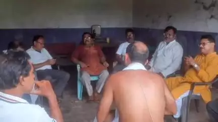 কাশীপুর: কাশীপুরে প্রয়াত বিজেপি নেতা অপূর্ব কিশোরলাল সিংদেও-র বাড়িতে পরিবারকে সমবেদনা জানাতে বিধায়ক ও BJP-র প্রাক্তন জেলা সভাপতি