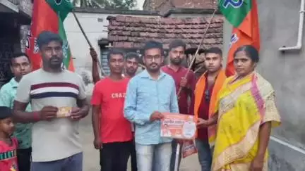 তেহট্ট ২: কালিগঞ্জ উপনির্বাচনে পারিবারিক প্রচারে পলাশী পাড়ার বিজেপি নেতারা, বিজেপির সংগঠন নিয়ে প্রশ্ন বিরোধিদের