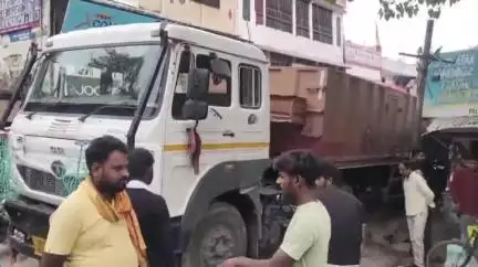 बांसगांव: कौड़ीराम में नो एंट्री नियम तोड़ते हुए गिट्टी लदा ट्रेलर कस्बे के अंदर घुसा, कई दुकानों के टीन शेड हुए क्षतिग्रस्त