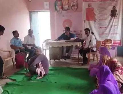 टीकमगढ़: प्रशासन गांव की ओर: जिले की ग्राम पंचायतों में जनसुनवाई आयोजित, लोगों की समस्याएं सुनी गईं