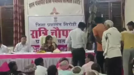 रेवदर: रेवदर के डाक ग्राम पंचायत में जिला कलेक्टर अल्पा चौधरी की अध्यक्षता में रात्रि चौपाल का आयोजन हुआ