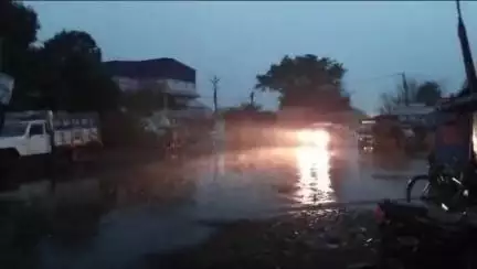 মেদিনীপুর: বুধবারও জেলাজুড়ে ভারী বৃষ্টির লাল সতর্কতা জারি, মেদিনীপুরে কৃষক ও মৎস্যজীবীদের সতর্ক করা হল প্রশাসনের তরফে
