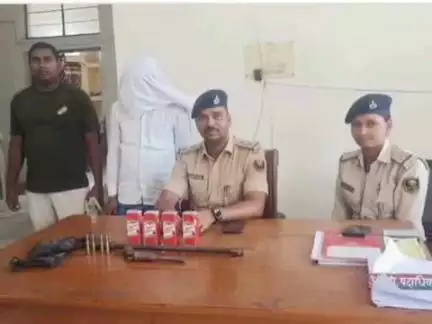 खगड़िया: खगड़िया: गोगरी थाना पुलिस ने 2 देशी कट्टा, 4 कारतूस व विदेशी शराब के साथ एक आरोपी को किया गिरफ्तार