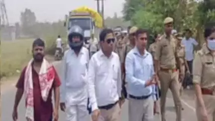 नरवल: नरवल में रिंग रोड में बाधा बन रही जमीन पर प्रशासन ने बुलडोजर से बाउंड्री वॉल गिराई, किसानों से हुई नोकझोंक