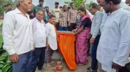 आज़मनगर: आज़मनगर: आदिवासी टोला में छठ घाट निर्माण कार्य का शिलान्यास, कई जनप्रतिनिधि रहे मौजूद