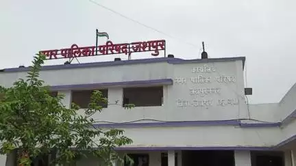 जशपुर: जशपुर नगरपालिका क्षेत्र में बनी नई सड़क पहली बारिश में उखड़ी, नगरवासियों में दिखी नाराजगी