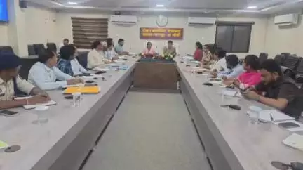 कलेक्टर ने धरती आबा ग्राम उत्कर्ष योजना के तहत जनजाति समुदाय को लाभान्वित करने के अधिकारियों को दिए निर्देश