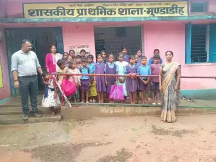 फरसाबहार: मुंडाडीह प्राथमिक विद्यालय में 2 शिक्षकों की नियुक्ति से बच्चों में दिखी खुशी, शिक्षा अधिकारी ने किया निरीक्षण